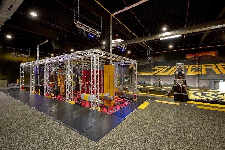 Sports Entertainment Train Gym Events Ninja Warriors Obstacle Truss for Kids Adults in Park