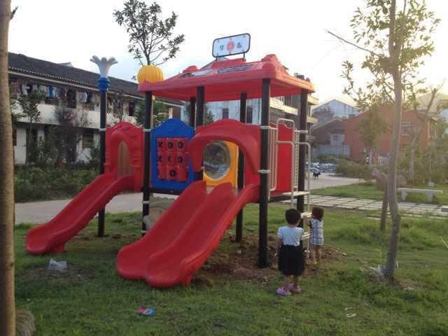 Huadong Wonderful Plastic Children Outdoor Playground Equipment with Slide Mini Size Slide for Kindergarten with Good Quality and TUV Certificate
