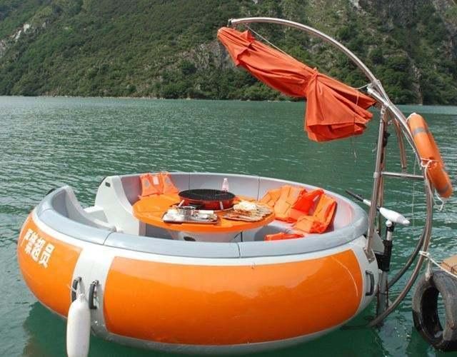 BBQ Leisure Boat 8 Person Round Barbecue Donut Boat Barbecue Dining Boat for Sale