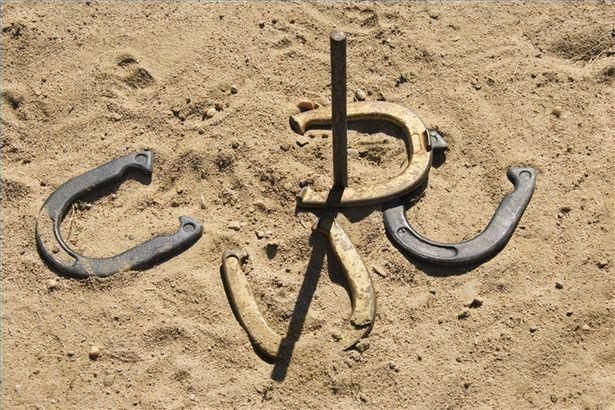 Traditional Backyard Outdoor Activity Horseshoes Game Set